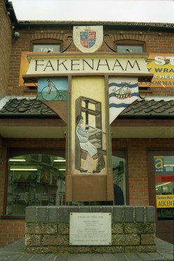 England_Norfolk_Fakenham_sign_20010911 s